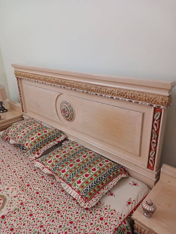 Beautiful Deco Bed,King size with side tables 3