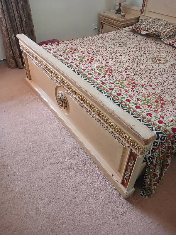 Beautiful Deco Bed,King size with side tables 5