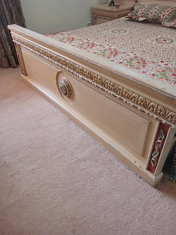 Beautiful Deco Bed,King size with side tables 6