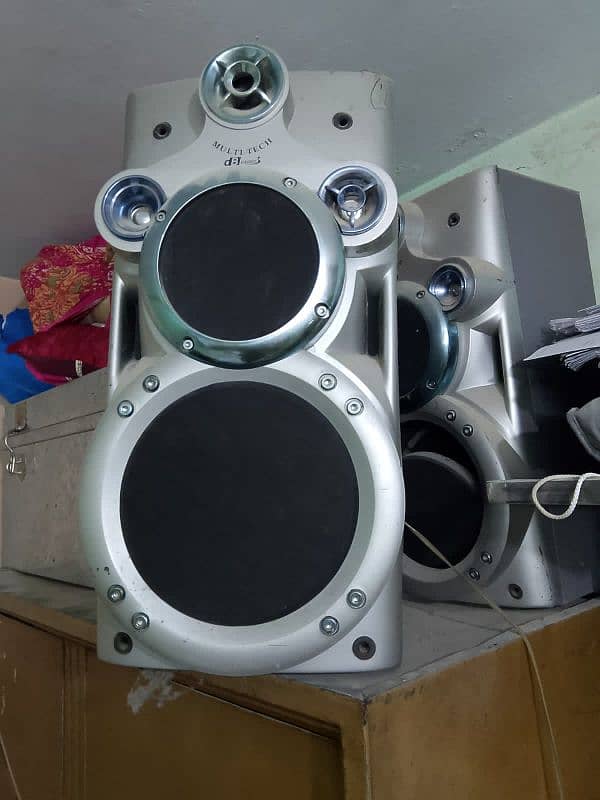 amplifier and speakers 0