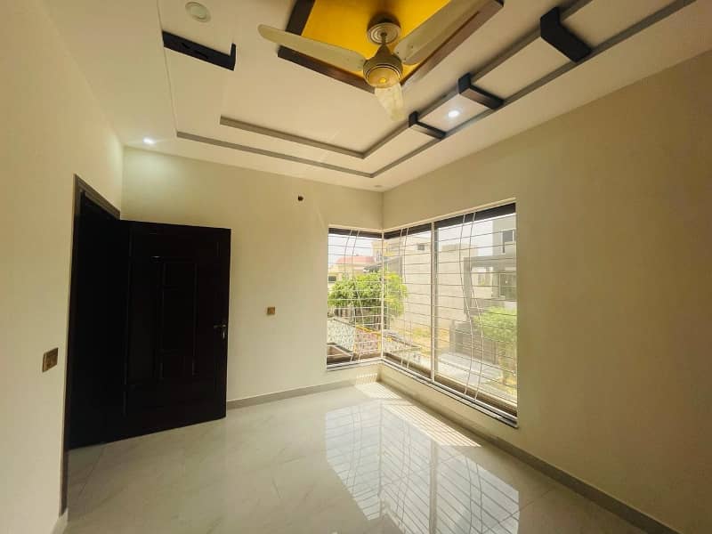 8 MARLA HOUSE CORNER FOR RENT IN BAHRIA TOWN LAHORE 11