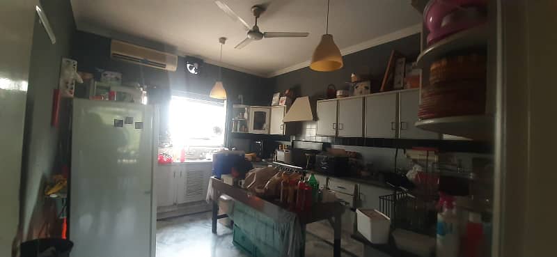 1 Kanal Double Unit Very Well Maintained House Available For Sale In DHA Lahore 20