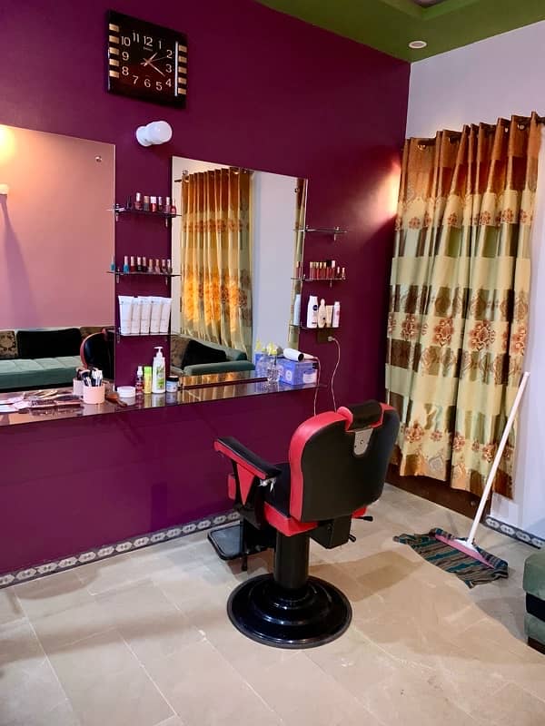 Beauty Parlor Chairs & Glasses For Sale 1