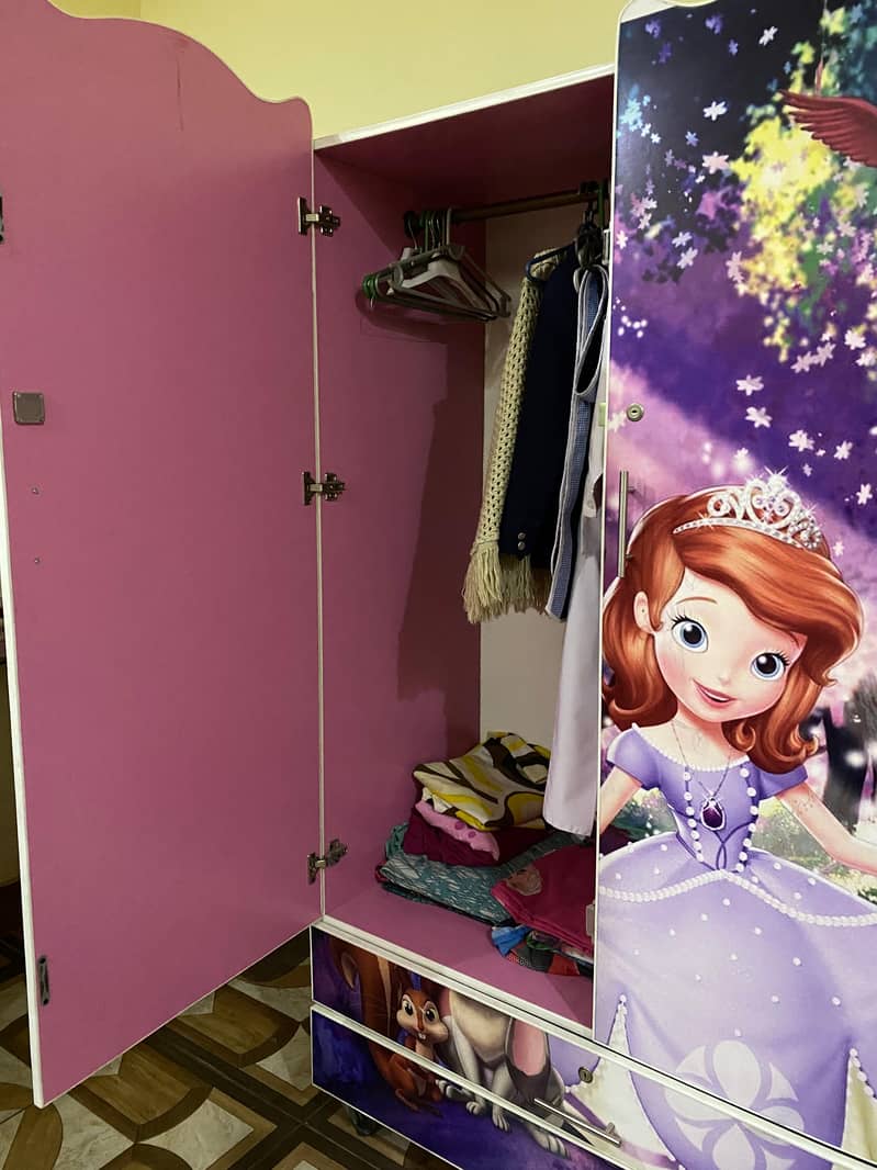 Kids bed and wardrobe 9