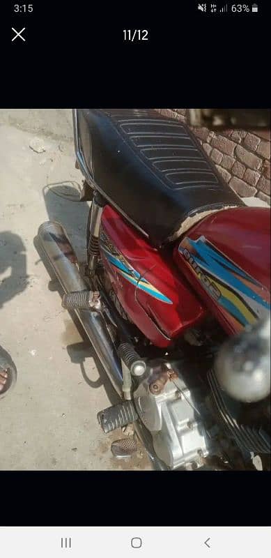 Honda 125 orignal tanki tapy red color mai hai head ka kam huny wala h 1