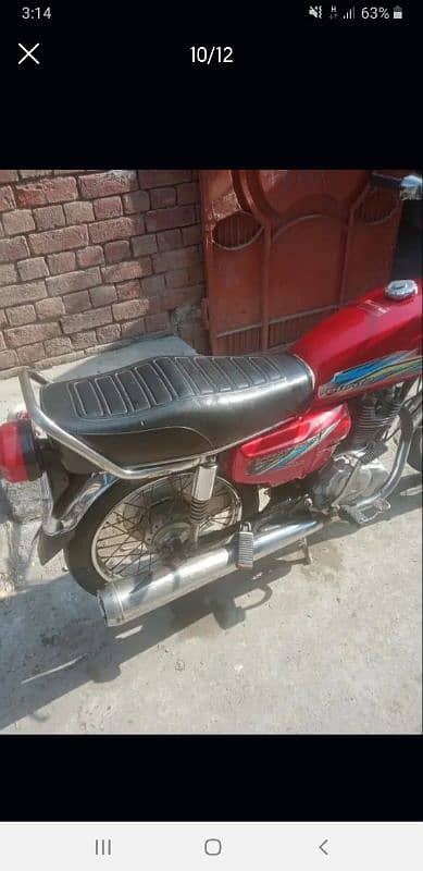 Honda 125 orignal tanki tapy red color mai hai head ka kam huny wala h 2