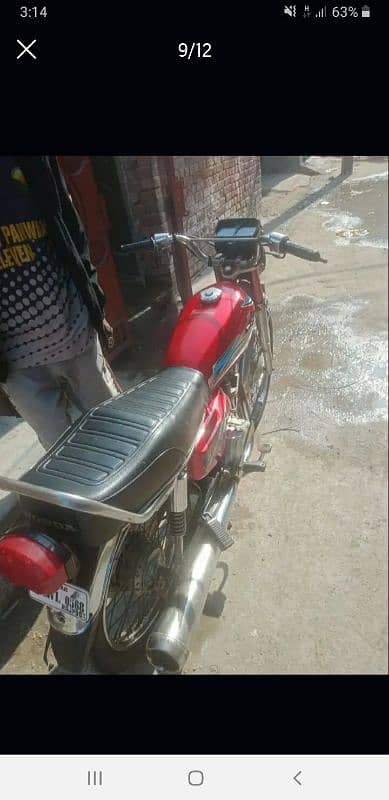 Honda 125 orignal tanki tapy red color mai hai head ka kam huny wala h 3