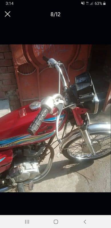 Honda 125 orignal tanki tapy red color mai hai head ka kam huny wala h 4