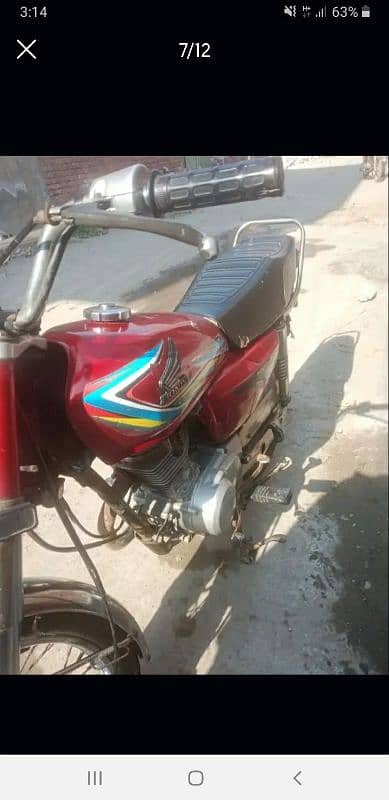 Honda 125 orignal tanki tapy red color mai hai head ka kam huny wala h 5