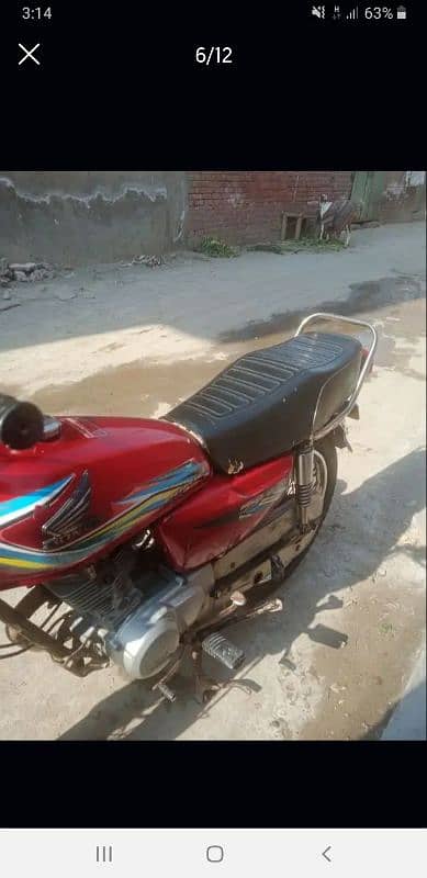 Honda 125 orignal tanki tapy red color mai hai head ka kam huny wala h 6