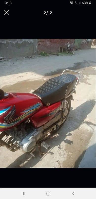 Honda 125 orignal tanki tapy red color mai hai head ka kam huny wala h 8