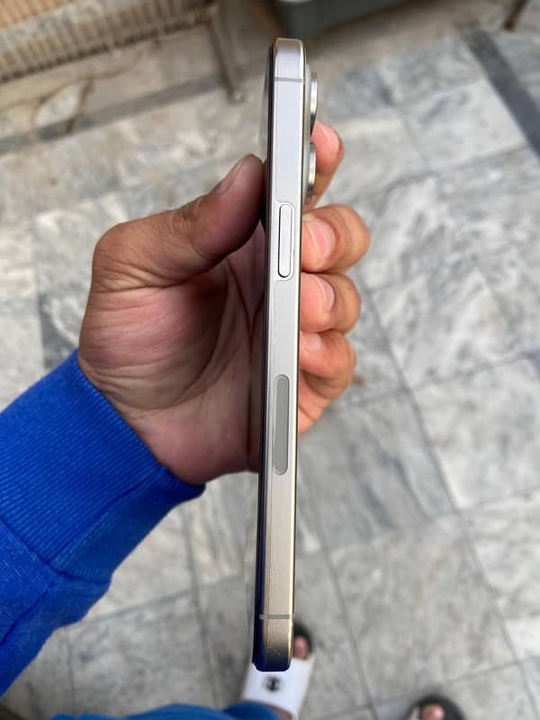 iphone 15pro max natural titanium JV 7