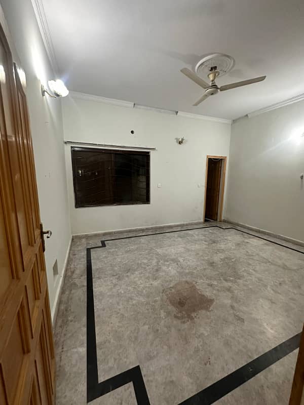 Portion for rent location ayub calony 2bed tv lounge darwing room kithen 3bath stor room bijli gass sab available for hiring available 5