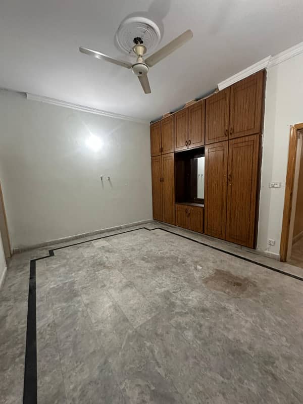 Portion for rent location ayub calony 3bed tv lounge darwing room kithen 3bath stor room Pani bijli gass sab available 2