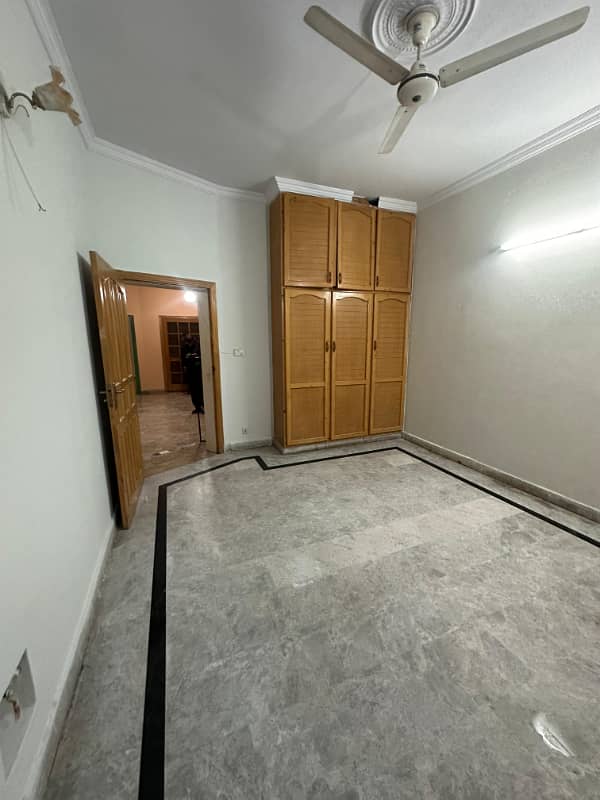 Portion for rent location ayub calony 3bed tv lounge darwing room kithen 3bath stor room Pani bijli gass sab available 5