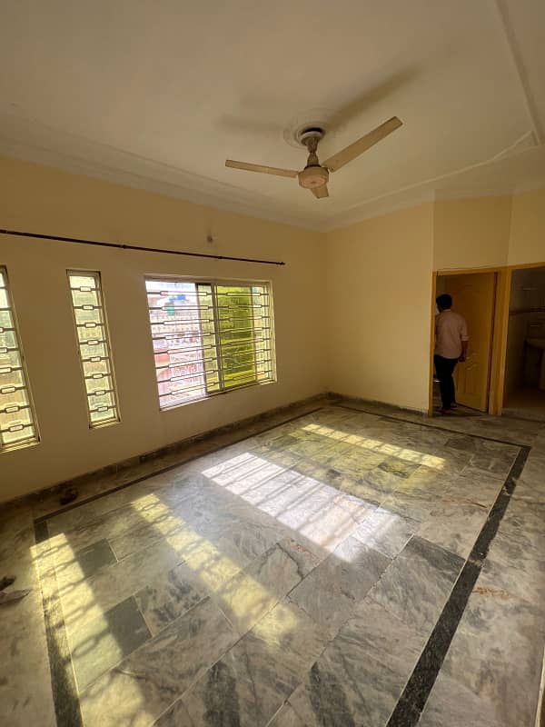 Family flat for rent location ayub calony 2bed tv lounge 2bath kichan Pani bijli gass sab available 4