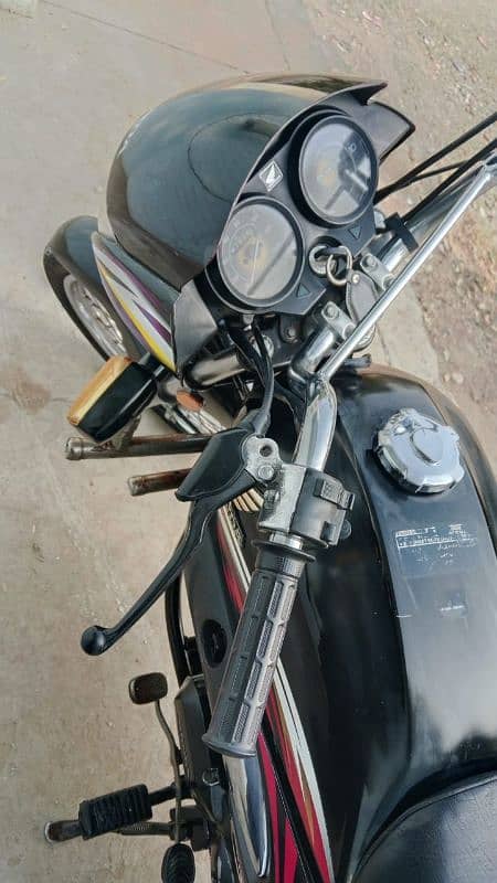 Honda pridor black colour 100 cc in govt officer used well maintained 3