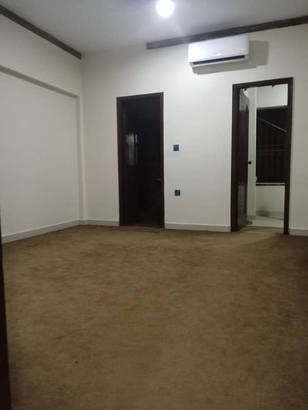 VIP 3 BED ROOM FLAT FOR RENT WITH LIFT PARKING 3 BED 4 WASHROOM 2 KITTCHEN 7