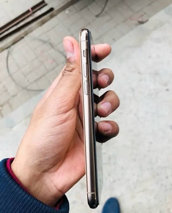 iPhone 11 Pro     (Non PTA).    64gb 1