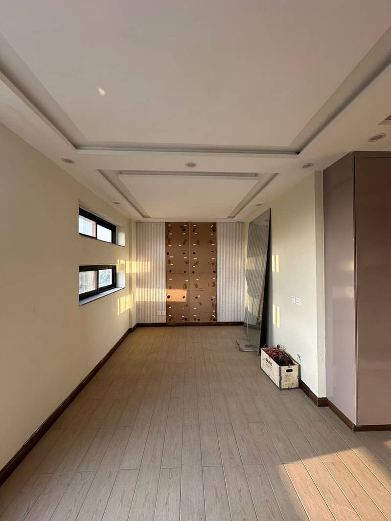 LUXURIOUS APARTMENT FOR SALE FRONT SIDE PARK FACING 1