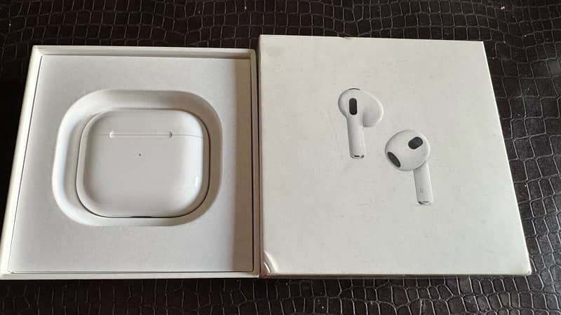 Apple AirPods 3rd Generation Wireless Earbuds w Wireless Charging Case 1