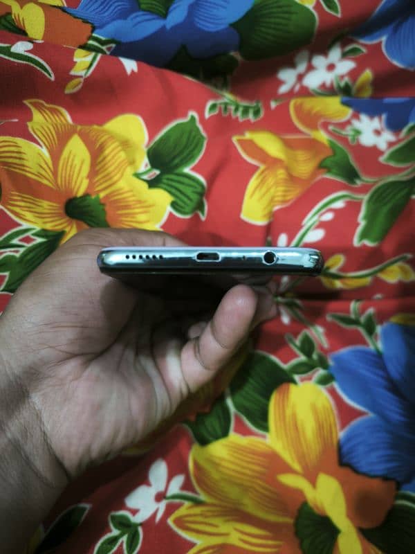 vivo s1 4/128 mobile ar dabba available hai ar 10/9 condition hai 0