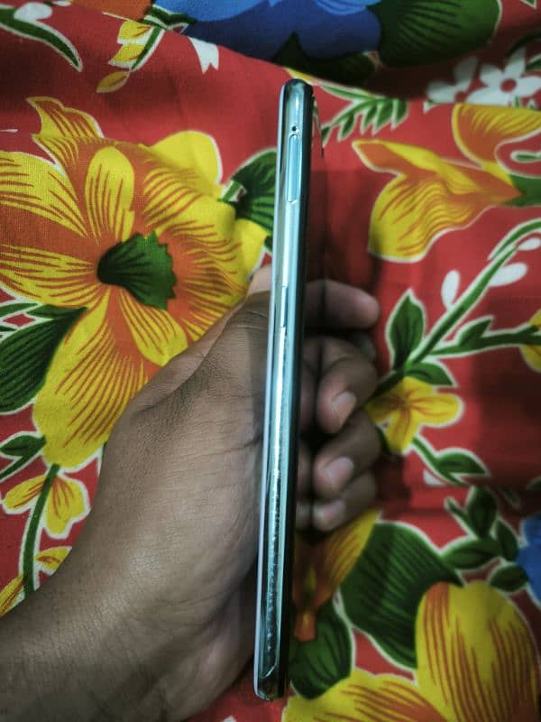 vivo s1 4/128 mobile ar dabba available hai ar 10/9 condition hai 4