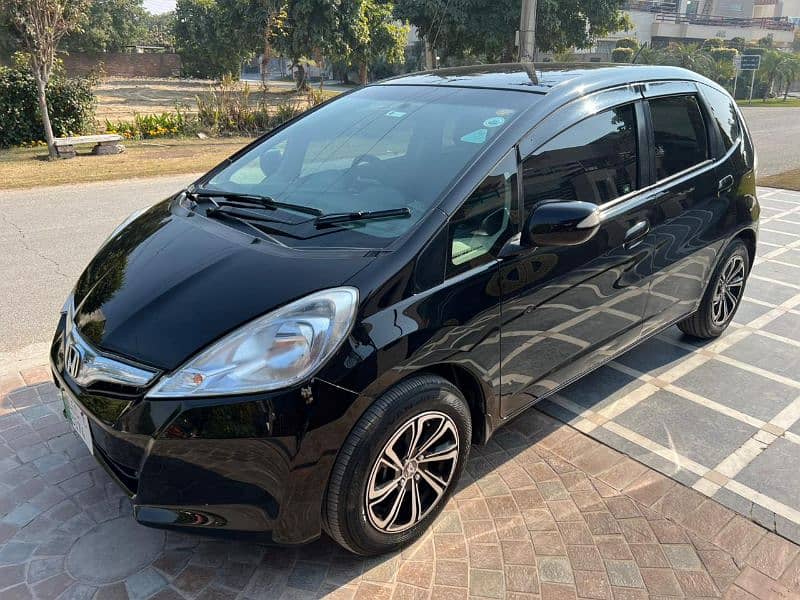 Honda Fit hybrid 11 /15, total genuine, like brand new car 8