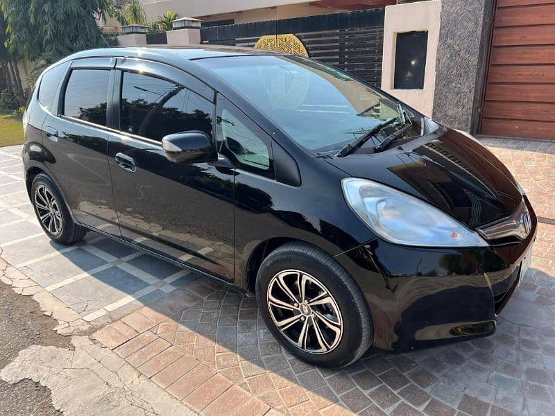 Honda Fit hybrid 11 /15, total genuine, like brand new car 1