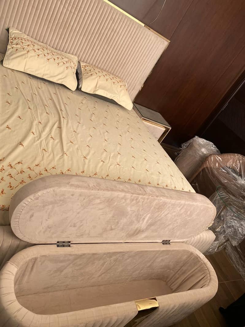 bed set / king size bed / side tables / dressing table/ room chair set 5