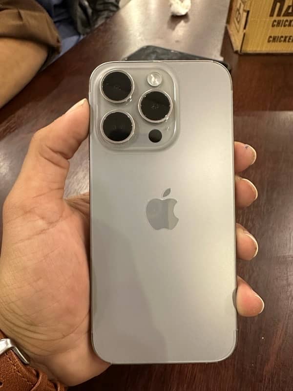 Iphone 15 pro Natural Taitanium 1