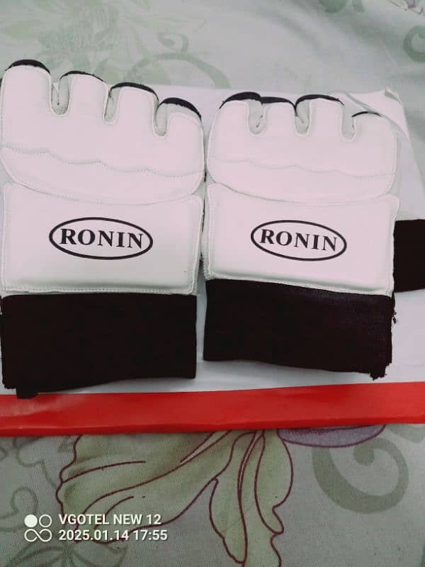 sports gloves 1