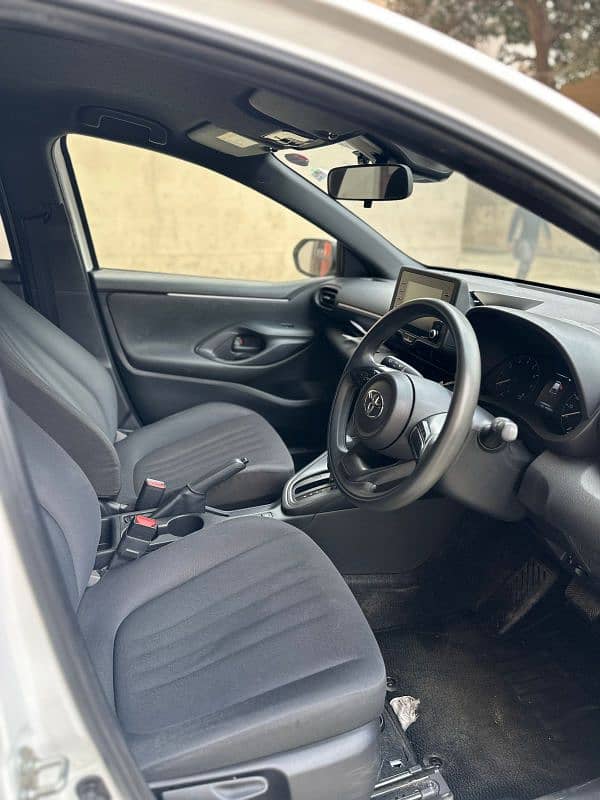 Toyota Yaris 2022 X Package with push start 6