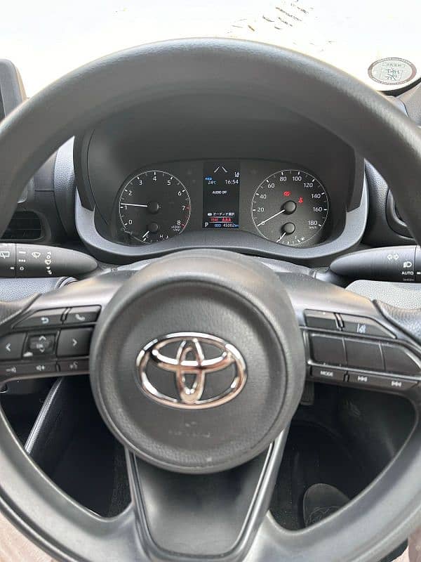 Toyota Yaris 2022 X Package with push start 10