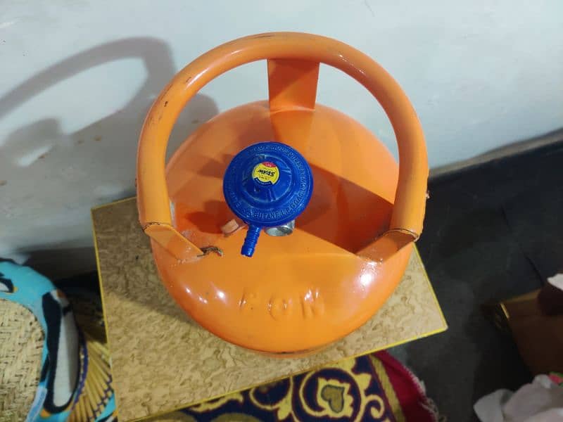 new cylender  not used with 2kg gas with regulator brand new 1