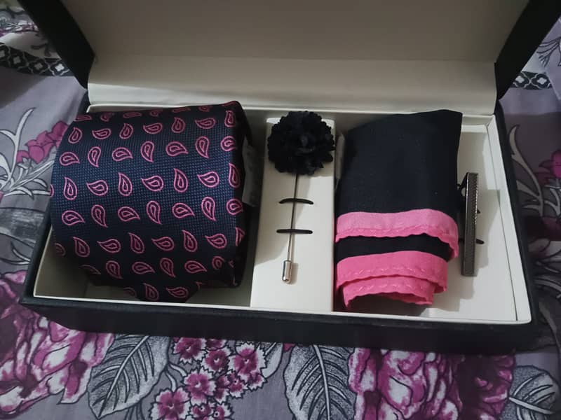 Uniworth Gift Box / Tie / Lapel Pin / Pocket Square 0