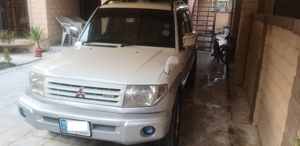 Mitsubishi Pajero IO 1