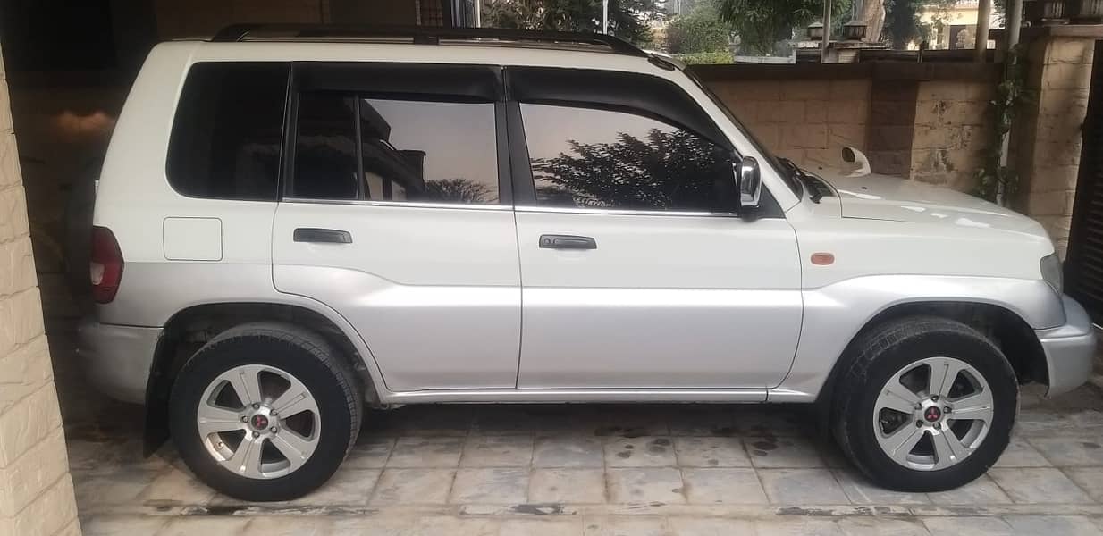 Mitsubishi Pajero IO 2