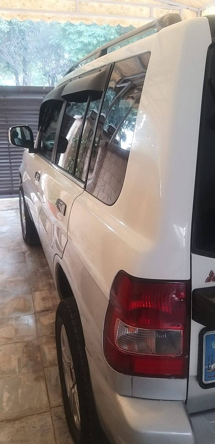 Mitsubishi Pajero IO 6