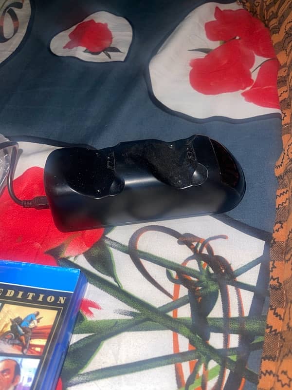 PS4 Cds + Controller + wireless charger for controller 2