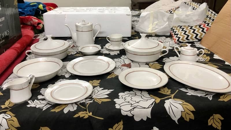 Brand New 61-Piece Dinner Set for 8 People Unused 1