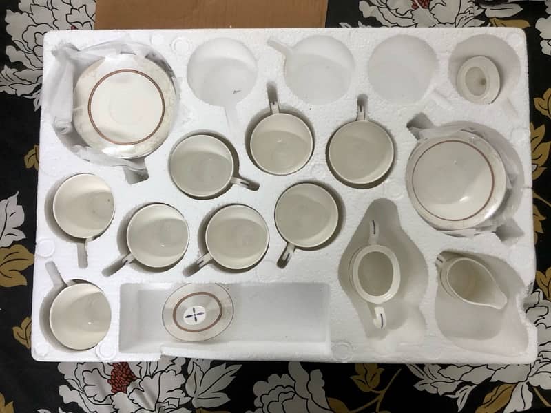 Brand New 61-Piece Dinner Set for 8 People Unused 6