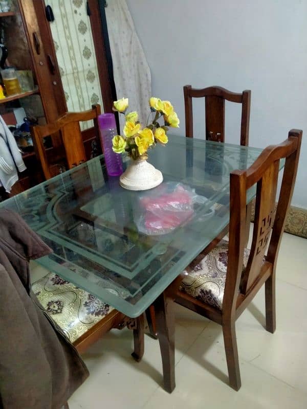 dining table bohat achi condition ha 0