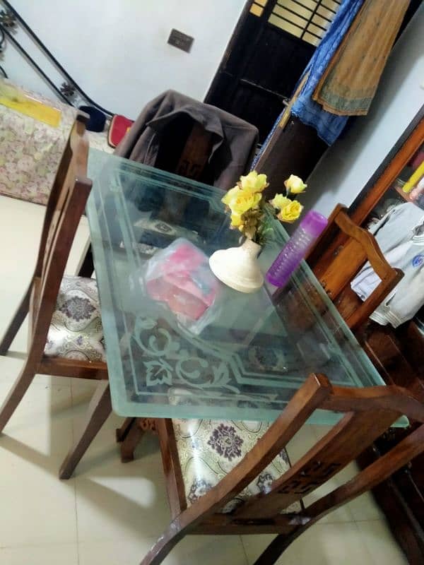 dining table bohat achi condition ha 1