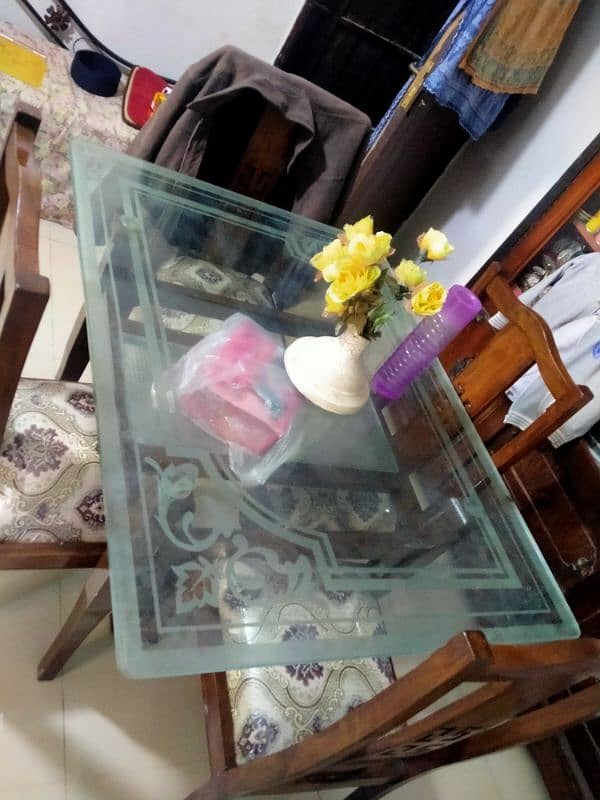 dining table bohat achi condition ha 3