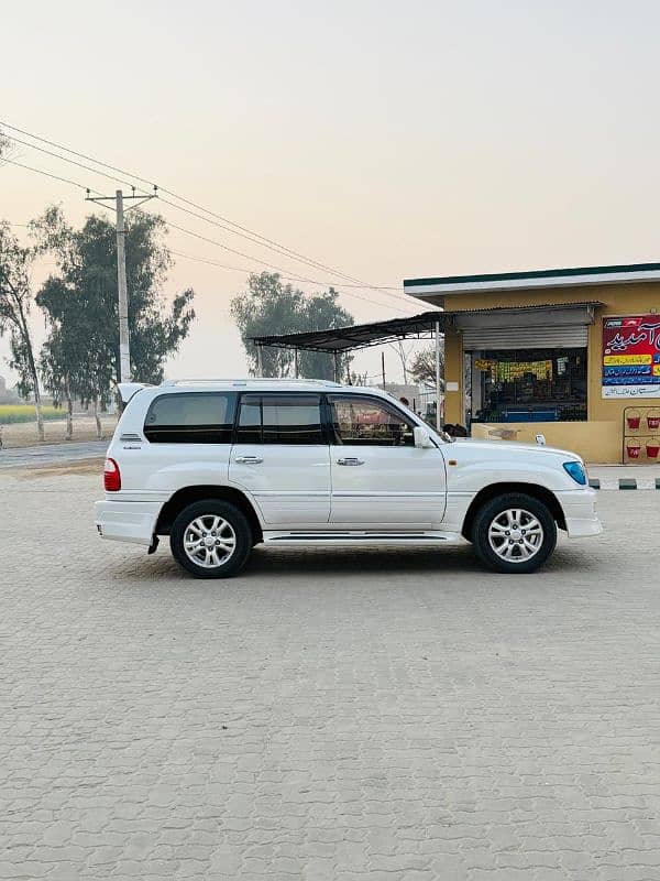 Toyota Land Cruiser Cygnus 2001 model sunroof 7 seater 2