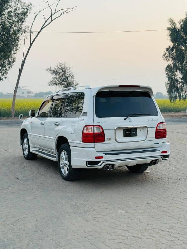 Toyota Land Cruiser Cygnus 2001 model sunroof 7 seater 4