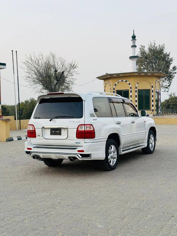 Toyota Land Cruiser Cygnus 2001 model sunroof 7 seater 5