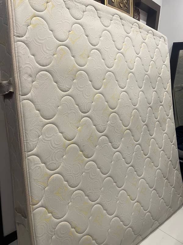 KING SIZE MATTRESS FOR SALE IN GREAT CONDITION 0