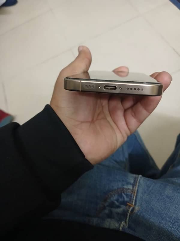 iPhone 16pro 128 gb desert titanium 3